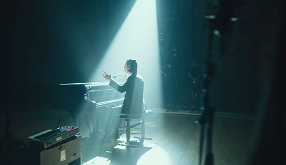Künstler Nick Cave am Piano auf der Bühne