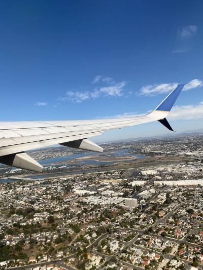 Ausblick aus einem Flugzeug, das über eine Stadt fliegt