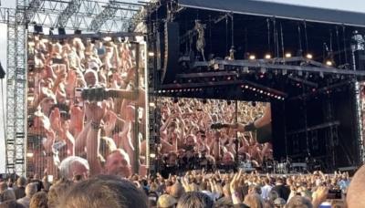 Menge bei Musikkonzert, Blick auf die Bühne